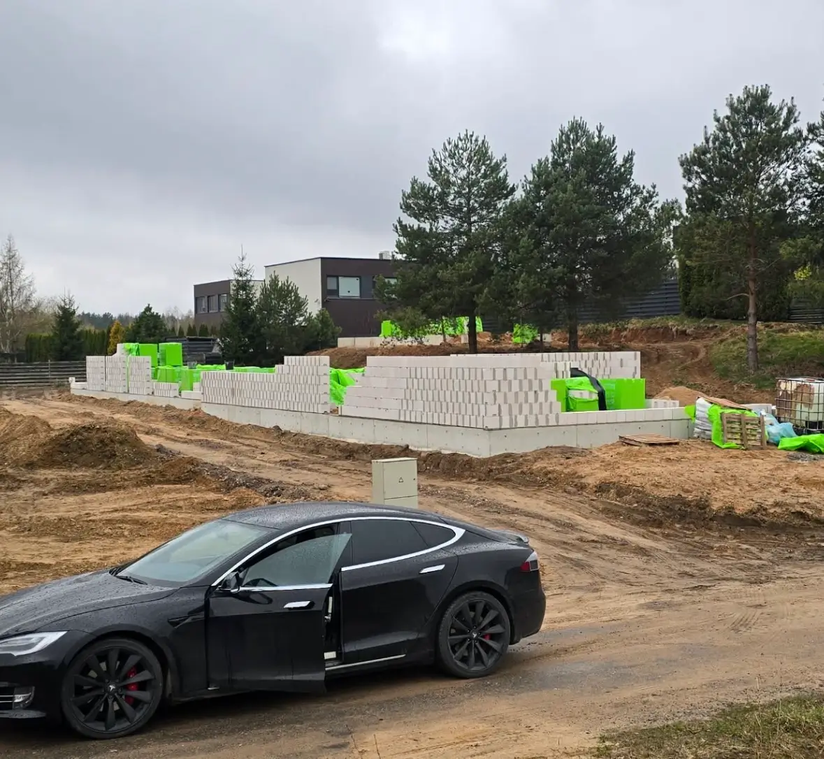 Mūro darbų procesas Vilniuje – blokelių mūrijimas pagal projektą